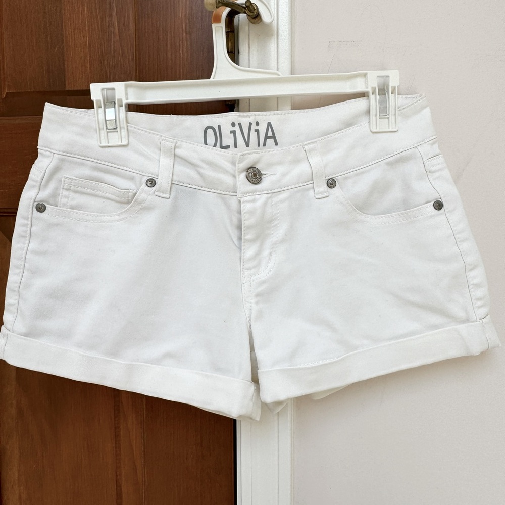 Like New Delia’s Olivia Cuffed white Shorts